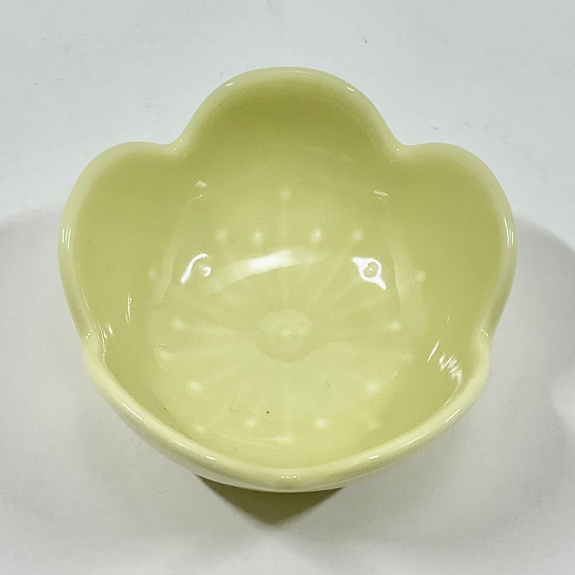 黄釉梅形小付　5.5㎝の画像