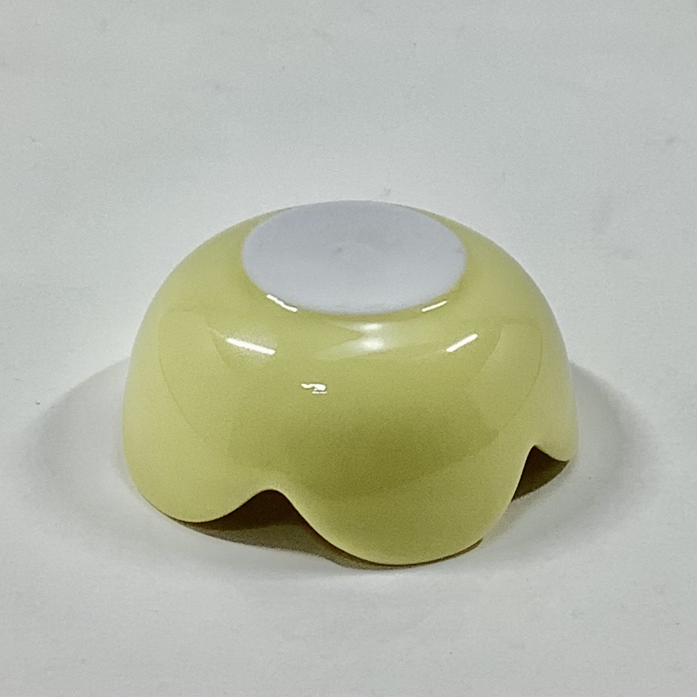 黄釉梅形小付　5.5㎝の画像