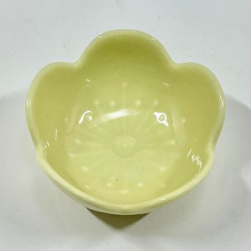 黄釉梅形小付　5.5㎝の画像