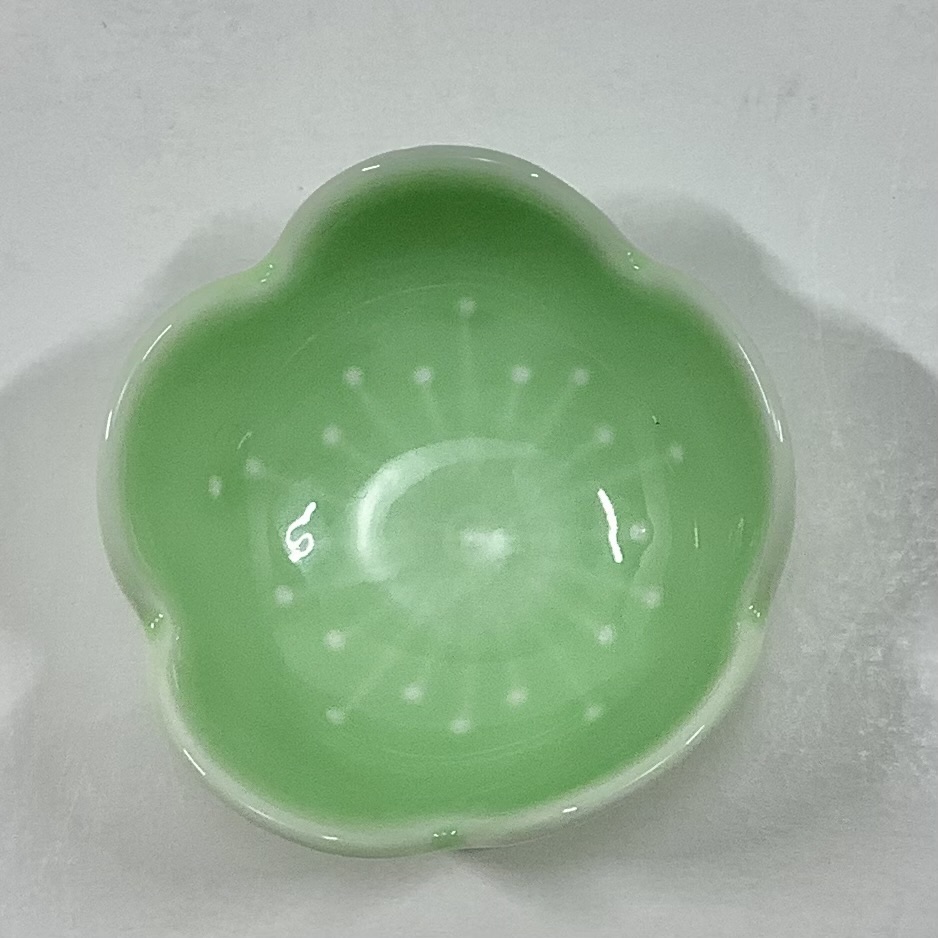 緑釉梅形小付　5.5㎝の画像