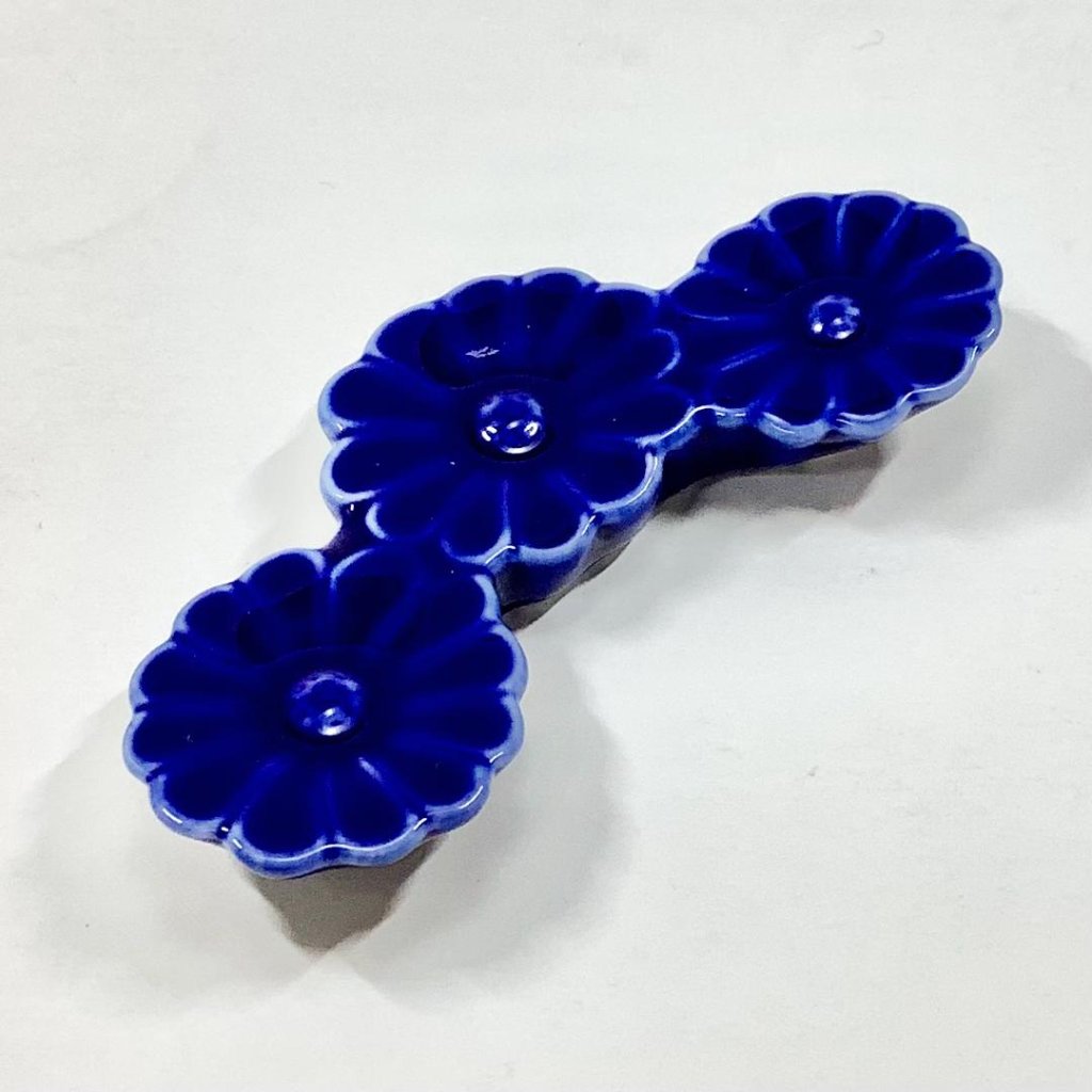 ルリ青菊形箸置の画像