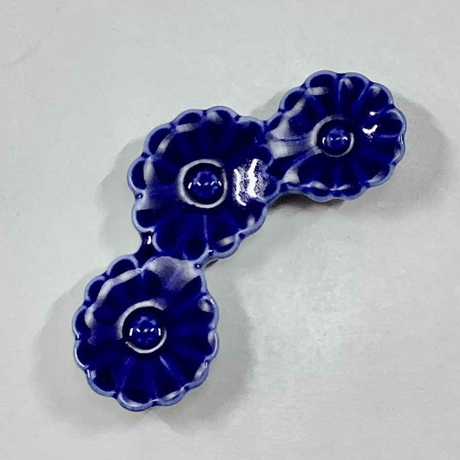 ルリ青菊形箸置の画像