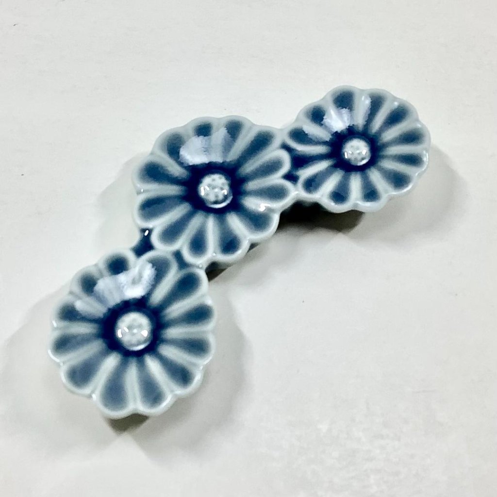 青鈍釉菊形箸置の画像