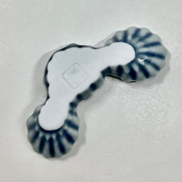 青鈍釉菊形箸置の画像