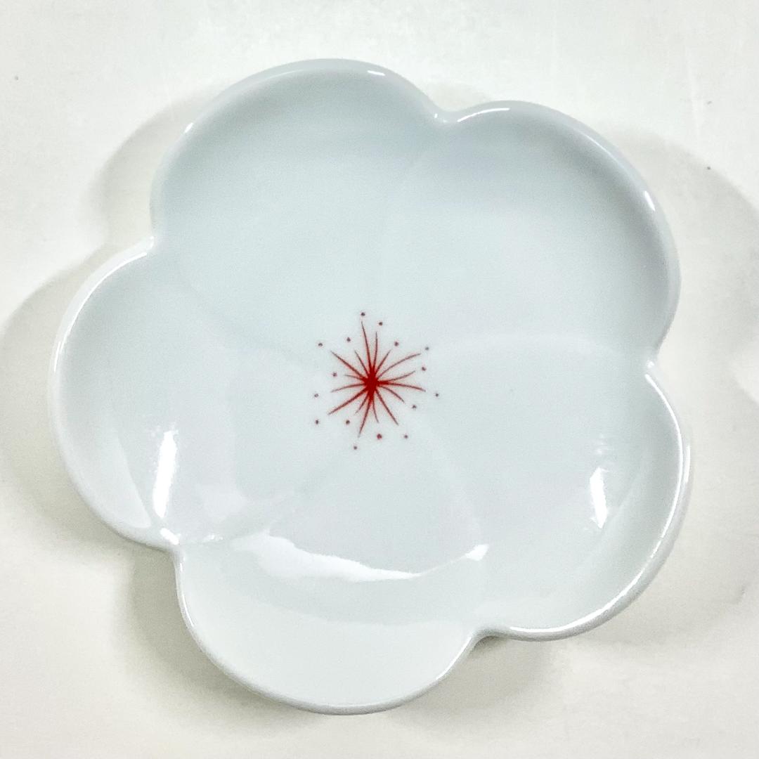 染付赤花糸捻梅形小皿　9㎝の画像