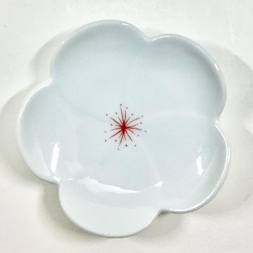 染付赤花糸捻梅形小皿　9㎝の画像