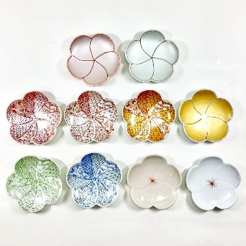 染付赤花糸捻梅形小皿　9㎝の画像