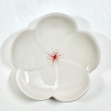 染付薄桜釉赤花糸捻梅形小皿　9㎝の画像