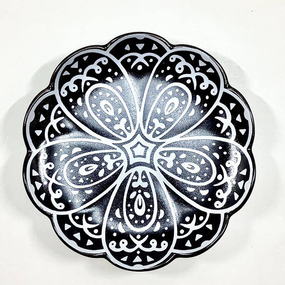 錦黒ﾏｯﾄ銀きらめき八重梅小皿　9㎝の画像
