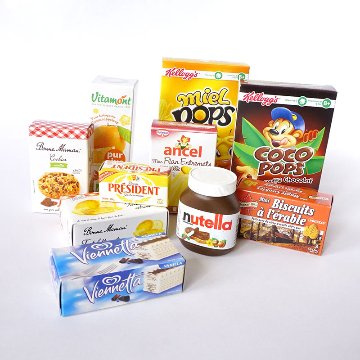 ミニチュア食品パッケージがたくさん入った小さなお買い物かごのおままごとセット画像