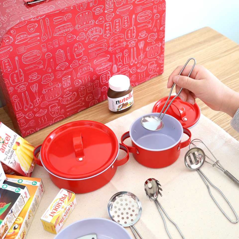 【おままごと】赤いヴィンテージ風キッチンツールセット　おしゃれなボックスケース付画像