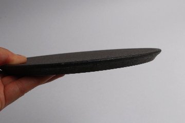 角掛政志　黒　フラット皿（19.5ｃｍ）の画像