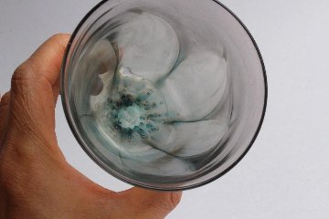 早崎志保　花模様のジュースグラスの画像