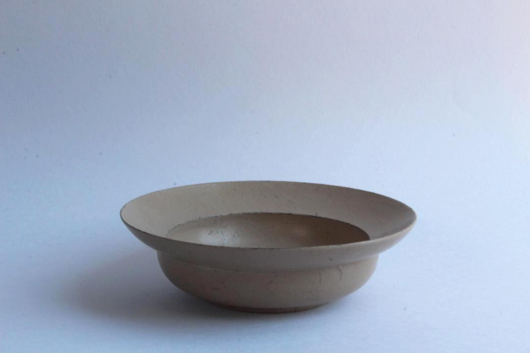 向こう山、わたしたちの影の粒々。　漆のリム皿の画像