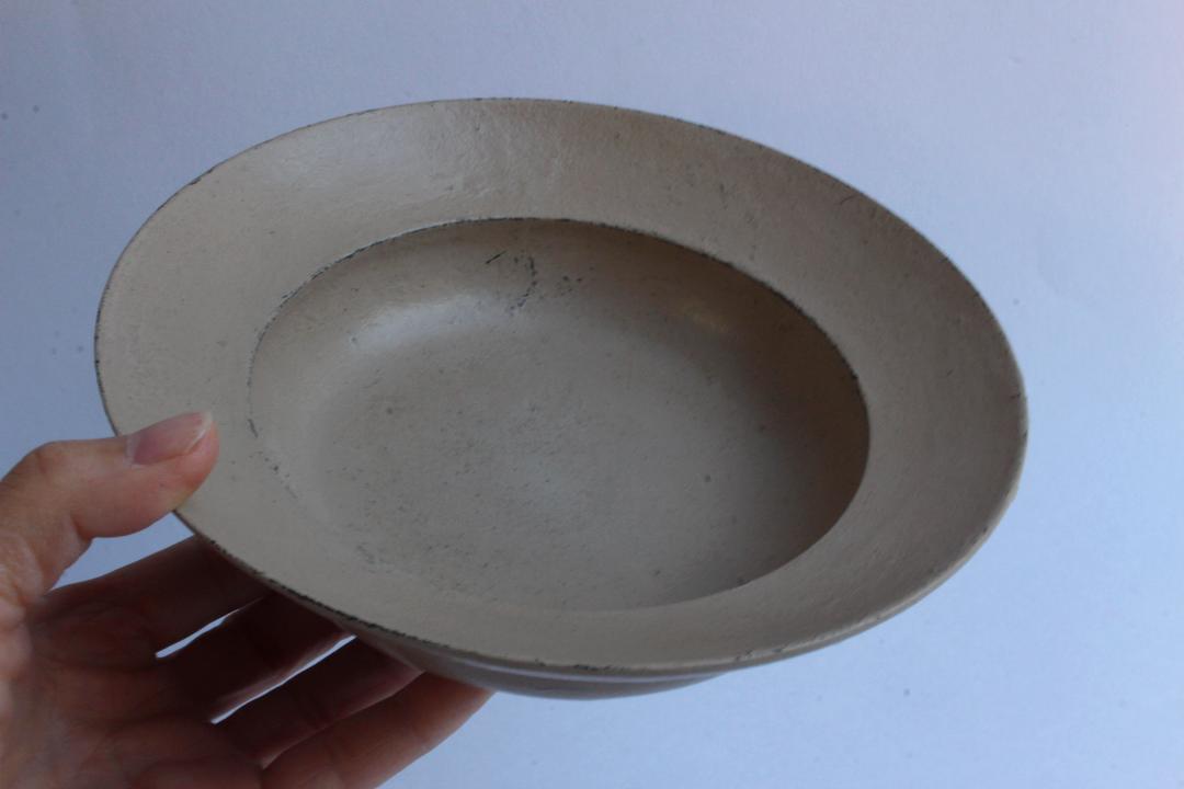 向こう山、わたしたちの影の粒々。　漆のリム皿の画像