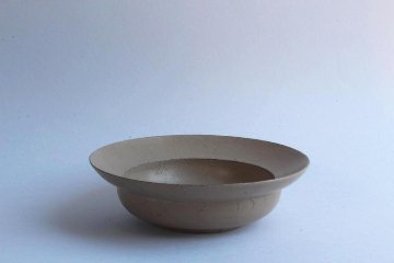 向こう山、わたしたちの影の粒々。　漆のリム皿の画像