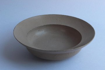 向こう山、わたしたちの影の粒々。　漆のリム皿の画像