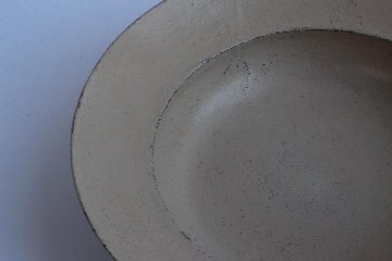 向こう山、わたしたちの影の粒々。　漆のリム皿の画像