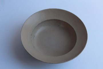 向こう山、わたしたちの影の粒々。　漆のリム皿の画像