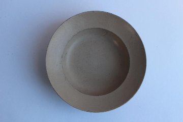 向こう山、わたしたちの影の粒々。　漆のリム皿の画像