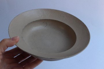 向こう山、わたしたちの影の粒々。　漆のリム皿の画像