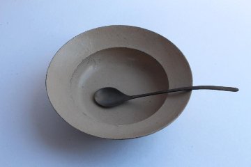 向こう山、わたしたちの影の粒々。　漆のリム皿の画像