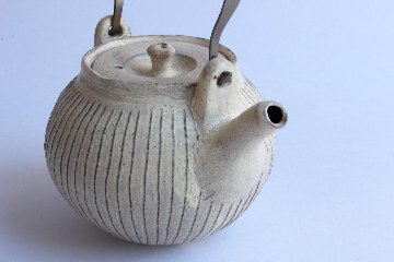 鈴木　進　粉引線紋急須（金具取手）の画像