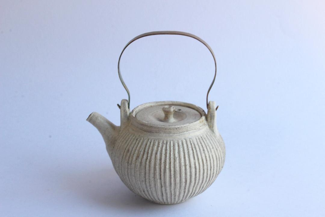 鈴木　進　粉引しのぎ急須（金具取手）の画像