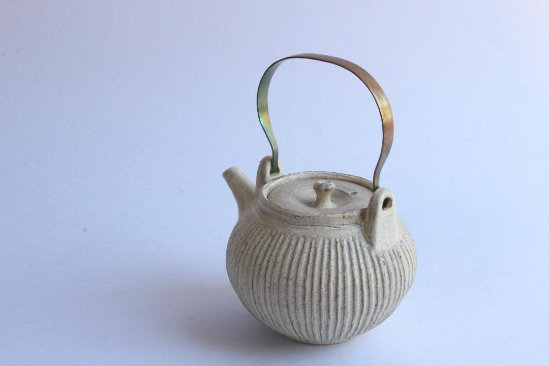 鈴木　進　粉引しのぎ急須（金具取手）の画像