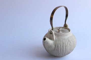 鈴木　進　粉引しのぎ急須（金具取手）の画像