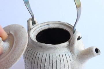 鈴木　進　粉引線紋急須（金具取手）の画像