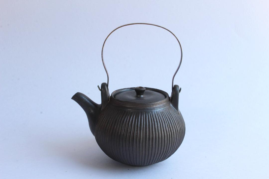 鈴木　進　金彩釉しのぎ急須（金具取手）の画像