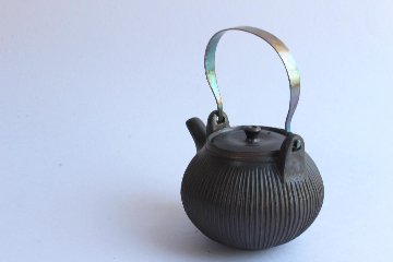 鈴木　進　金彩釉しのぎ急須（金具取手）の画像