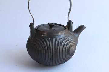 鈴木　進　金彩釉しのぎ急須（金具取手）の画像