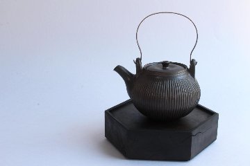 鈴木　進　金彩釉しのぎ急須（金具取手）の画像