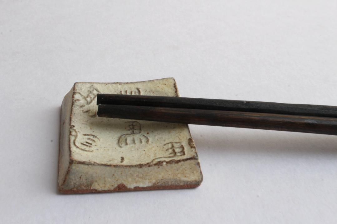 鈴木　進　粉引箸置き　左馬の画像