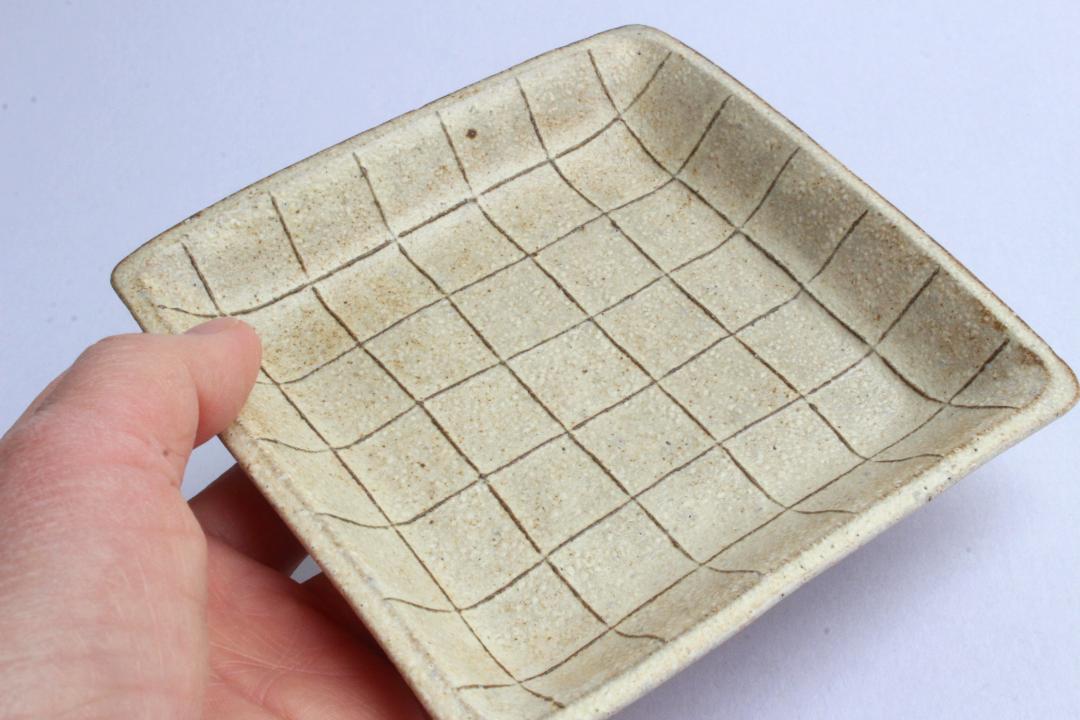 鈴木　進　粉引線紋角皿の画像