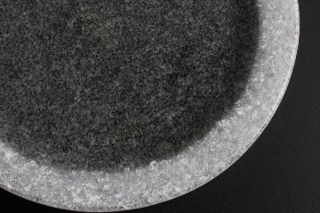オオタ硝子研究室　【biocolor】リム皿M　ホワイト・ダークグレーの画像