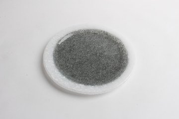 オオタ硝子研究室　【biocolor】リム皿M　ホワイト・ダークグレーの画像