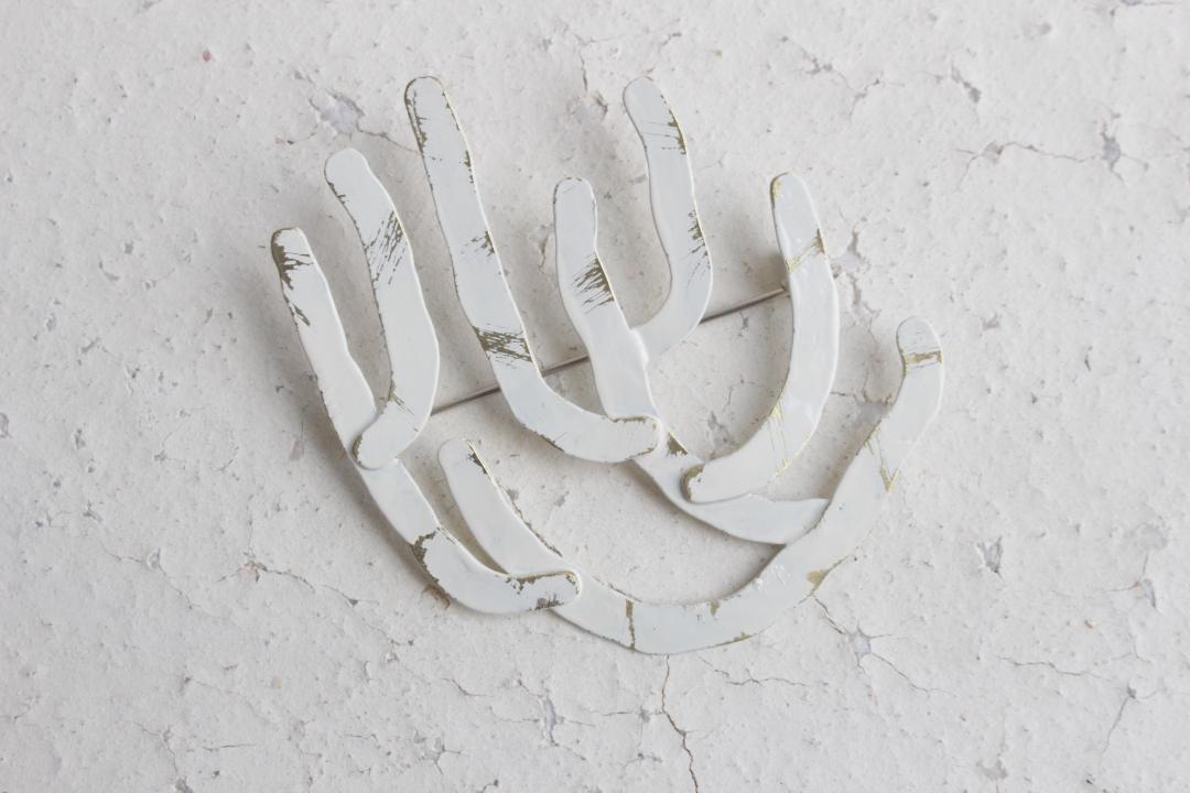 小原聖子　ブローチ　WHITEの画像