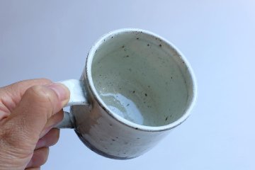 坪井俊憲　粉引手付きカップの画像
