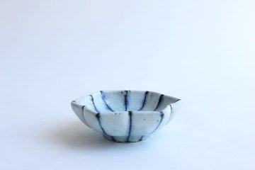 小峠貴美子　六弁稜花豆皿の画像