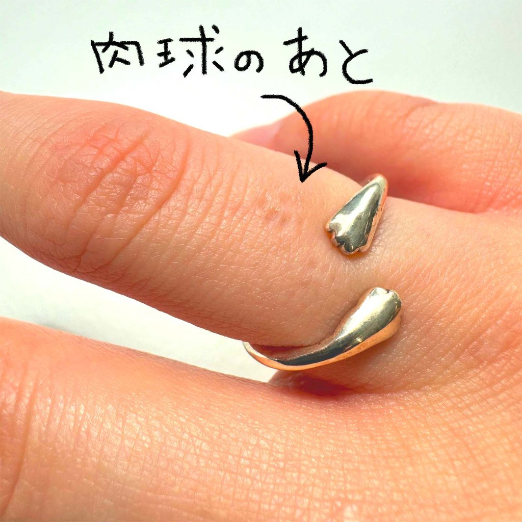 指を抱きしめる猫の手リング｜猫好きのためのアクセサリー（フリーサイズ）の画像