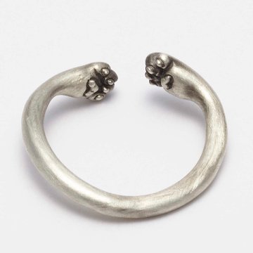 指を抱きしめる猫の手リング｜猫好きのためのアクセサリー（フリーサイズ）の画像