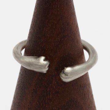 指を抱きしめる猫の手リング｜猫好きのためのアクセサリー（フリーサイズ）の画像