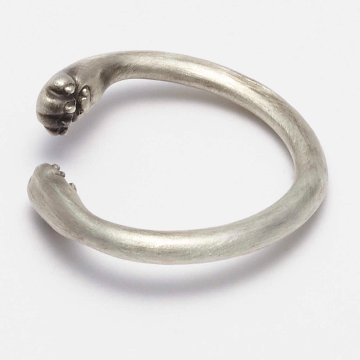 指を抱きしめる猫の手リング｜猫好きのためのアクセサリー（フリーサイズ）の画像