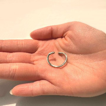 指を抱きしめる猫の手リング｜猫好きのためのアクセサリー（フリーサイズ）の画像