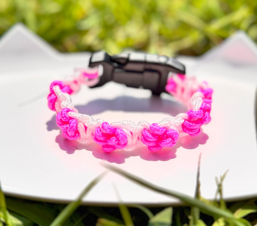 【肉球の防災ブレスレット】①白×ピンクの肉球の画像