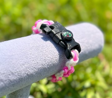 【肉球の防災ブレスレット】①白×ピンクの肉球の画像