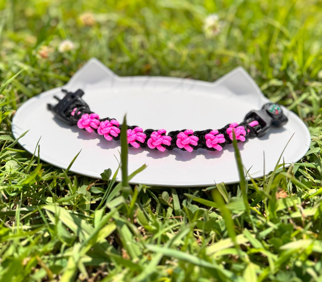 【肉球の防災ブレスレット】②黒×ピンクの肉球の画像